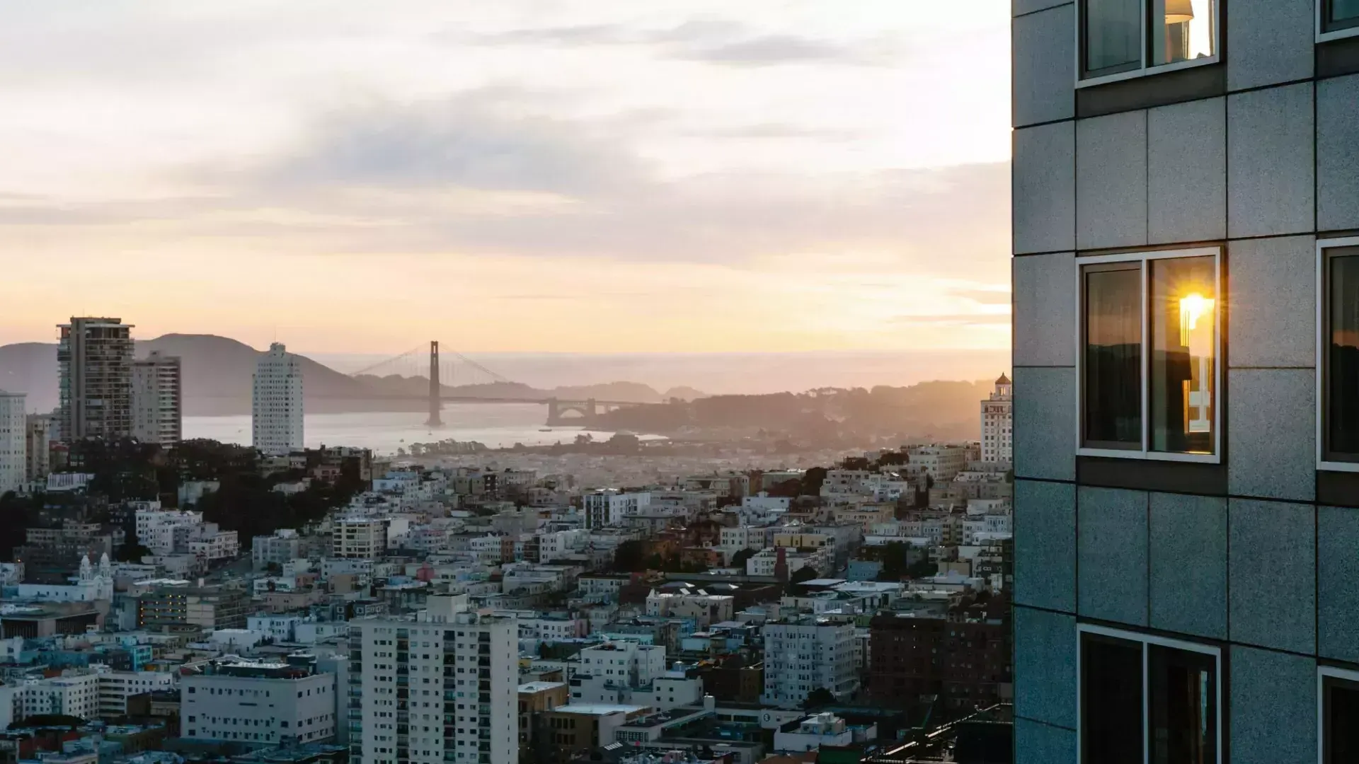 Embarcadero 에 있는 Four Seasons Hotel San Francisco에서 샌프란시스코 도시의 스카이라인을 감상해 보세요.