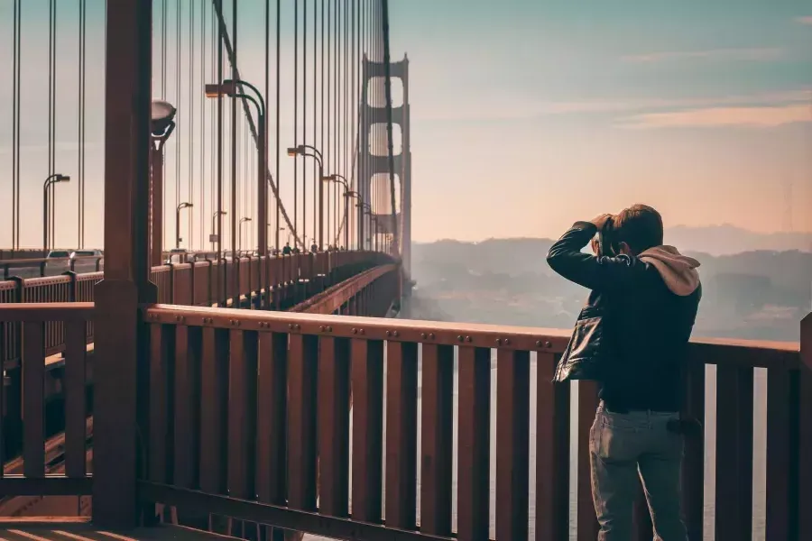 Uomo che scatta foto sul Golden Gate Bridge