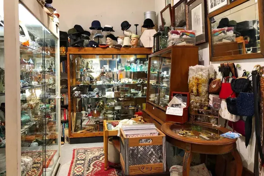 Vue intérieure de diverses antiquités, chapeaux, œuvres d'art et bien plus encore chez Cole Valley Antiques.