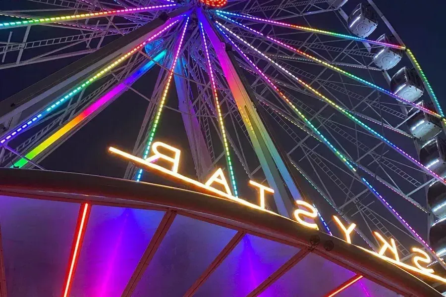 Vista de perto das luzes de néon da roda gigante SkyStar no Golden Gate Park. São Francisco, Califórnia.