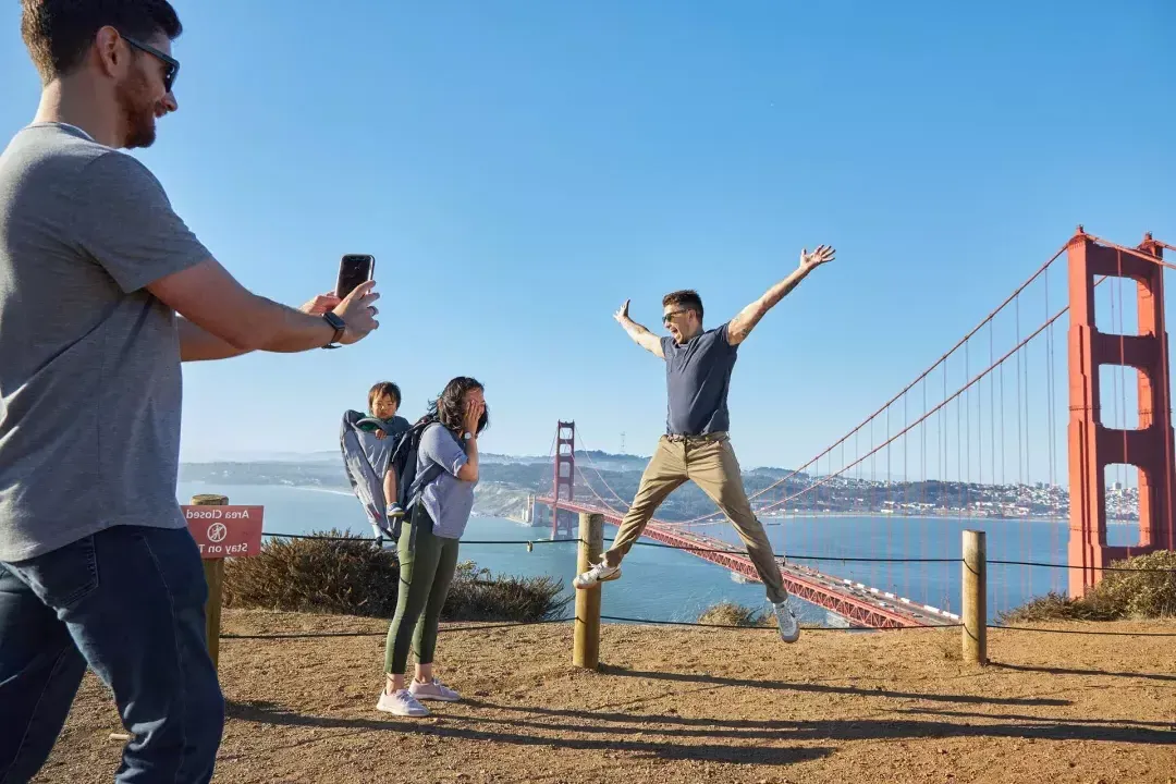 Un gruppo scatta foto al Golden Gate Bridge