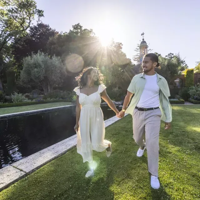 Visitantes passeiam pelos jardins de Filoli